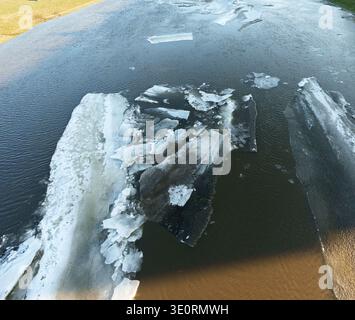 Die Drohne fängt den Übergang von Eis und Wasser in der Nähe von Küsten ein Stockfoto