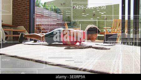 Der Schwarze Mann hält die Diele zu Hause durch Schiebetüren auf der Matte, trägt rotes Oberteil, HUD Stockfoto