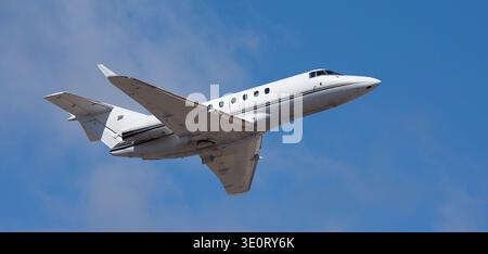 Kleiner Geschäftsjet, ein Flugzeug, das in der Luft startet. Privatjet Stockfoto