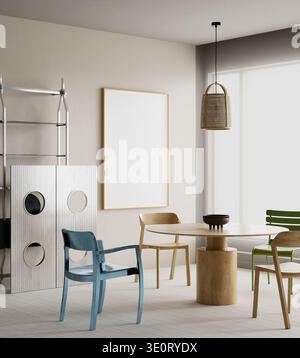 Helles, modernes Esszimmer mit rundem Holztisch, gemischten Stühlen und leerem Posterrahmen an der Wand, minimalistischer Essplatz im Apartment Stockfoto