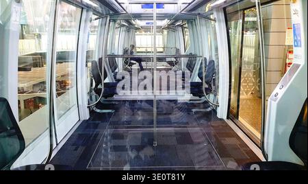 Das Innere einer modernen Hochgeschwindigkeits-Einschienenbahn mit Panoramablick auf den neuen internationalen Flughafen Hamad in Doha, Katar. Stockfoto
