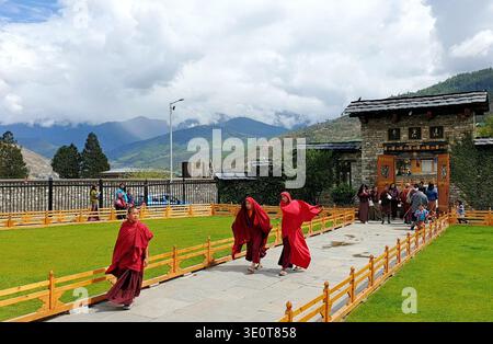 Thimphu, Bhutan - 14. April 2019: Jugendmönche und bhutanische Pilger im Thimphu Chorten Buddhist Memorial Complex Stockfoto