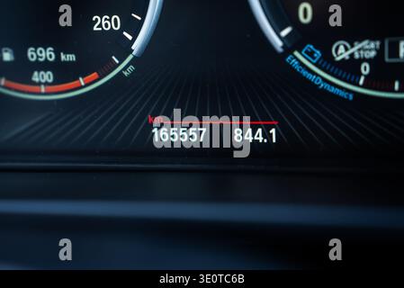 BMW X5 Kombiinstrument mit 165557 km Kilometerzähler und 844,1 km Tageskilometerzähler Stockfoto