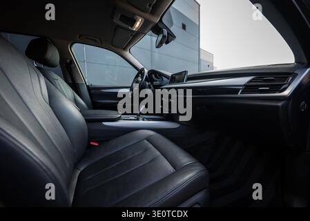 BMW X5 Vorderkabine mit schwarzem Leder, Lenkrad und Armaturenbrett Stockfoto