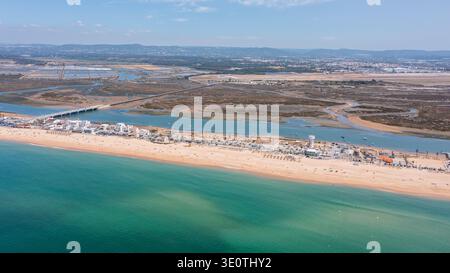 Blick auf praia de Faro und Ria Formosa in Faro, Portugal von oben, mit Wasser, Sandstrand und Landstrukturen an klaren Tagen Stockfoto