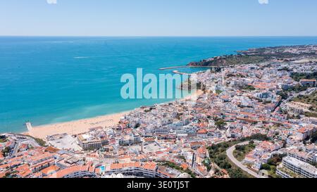 Besucher erkunden den Jachthafen von Albufeira in der Algarve, Portugal Stockfoto