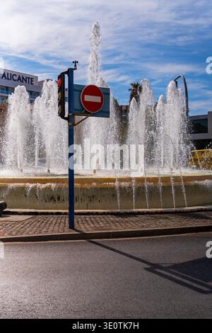 Stadtbrunnen und kein Straßenschild in Alicante Spanien Stockfoto