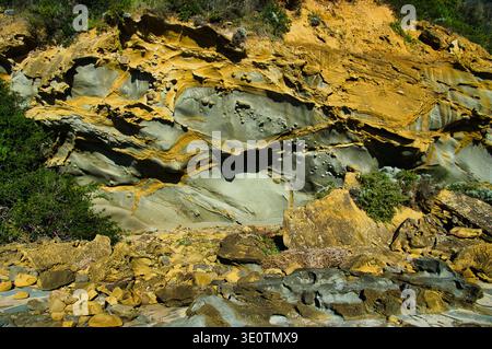 Verwitterter Sandstein und Lehmstein mit kugelförmigen Konkretionen und Erosion am Fuße der Küstenklippen im Great Otway National Park, Australien Stockfoto