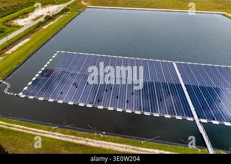Schwimmendes Solarstromanlage auf Wasseroberfläche zur Erzeugung sauberen und nachhaltigen Stroms. Konzept der emissionsfreien Energieerzeugung Stockfoto
