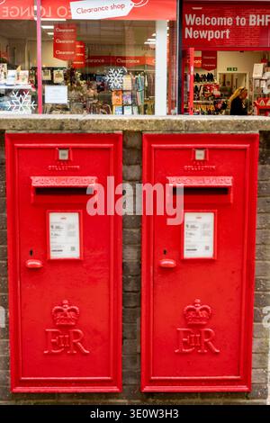 Ein paar knallrote traditionelle GPO- oder Royal Mail-Postfächer am Straßenrand in der Newport High Street auf der isle of wight UK Stockfoto