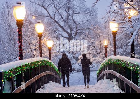 Im Winter spazieren Sie zu zweit auf der Billy Drew Bridge - Clear Creek Trail, Golden, Colorado, USA Stockfoto