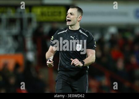Wrexham, Großbritannien. März 2026. Schiedsrichter Tom Nield schaut zu. EFL Skybet Championship Match, Wrexham gegen Swansea City bei STōK CAE Ras in Wrexham, Wales am Freitag, den 13. März 2026. Dieses Bild darf nur für redaktionelle Zwecke verwendet werden. Nur redaktionelle Verwendung, .PIC von Chris Stading/ Credit: Andrew Orchard Sportfotografie/Alamy Live News Stockfoto