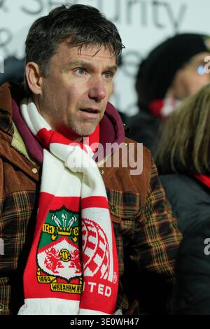 März 2026; Stok CAE Ras, Rennbahn, Wrexham, Wales; EFL Championship Football, Wrexham gegen Swansea City; Ein Wrexham-Fan sieht das Spiel Stockfoto