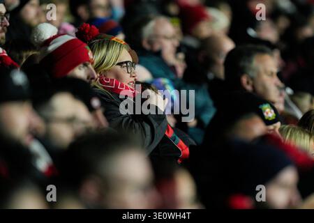 März 2026; Stok CAE Ras, Rennbahn, Wrexham, Wales; EFL Championship Football, Wrexham gegen Swansea City; Wrexham-Fans sehen das Spiel Stockfoto