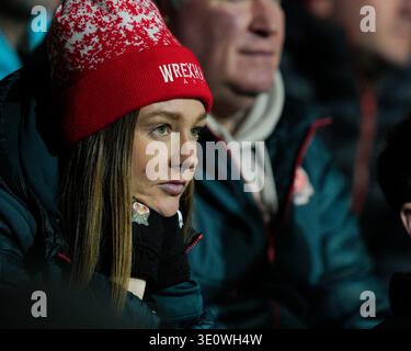 März 2026; Stok CAE Ras, Rennbahn, Wrexham, Wales; EFL Championship Football, Wrexham gegen Swansea City; Ein Wrexham-Fan sieht das Spiel Stockfoto
