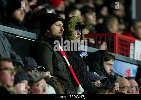 März 2026; Stok CAE Ras, Rennbahn, Wrexham, Wales; EFL Championship Football, Wrexham gegen Swansea City; Wrexham-Fans sehen das Spiel Stockfoto