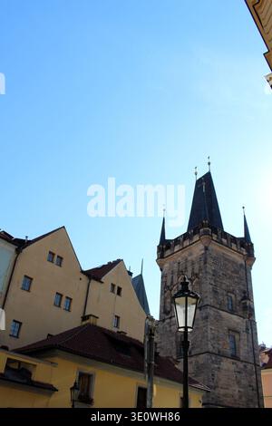 Gotisches Gatehaus Kleinstadt August 2024 mittelalterlicher Turm über der Brücke Stockfoto