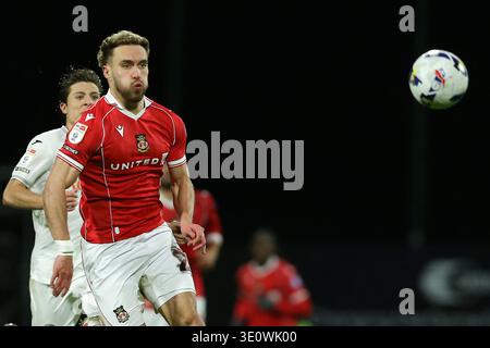 Wrexham, Großbritannien. März 2026. Sam Smith aus Wrexham mit Blick auf den Ball. EFL Skybet Championship Match, Wrexham gegen Swansea City bei STōK CAE Ras in Wrexham, Wales am Freitag, den 13. März 2026. Dieses Bild darf nur für redaktionelle Zwecke verwendet werden. Nur redaktionelle Verwendung, .PIC von Chris Stading/ Credit: Andrew Orchard Sportfotografie/Alamy Live News Stockfoto