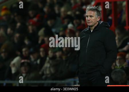 Wrexham, Großbritannien. März 2026. Phil Parkinson, der Wrexham-Manager, sieht zu. EFL Skybet Championship Match, Wrexham gegen Swansea City bei STōK CAE Ras in Wrexham, Wales am Freitag, den 13. März 2026. Dieses Bild darf nur für redaktionelle Zwecke verwendet werden. Nur redaktionelle Verwendung, .PIC von Chris Stading/ Credit: Andrew Orchard Sportfotografie/Alamy Live News Stockfoto