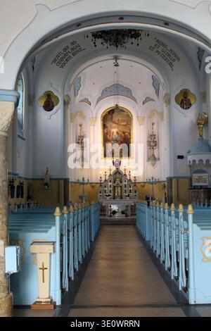 Blauer Elisabeth-Kirche im Innern August 2024 Goldener Altar und religiöse Statuen in der slowakei Stockfoto