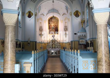 Blauer Elisabeth-Kirche im Innern August 2024 Goldener Altar und religiöse Statuen in der slowakei Stockfoto
