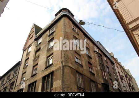 Wohnwand im Bezirk Jozsefvaros August 2024 sichtbare Schlachtnarben auf dem alten Gebäude in Budapest Stockfoto