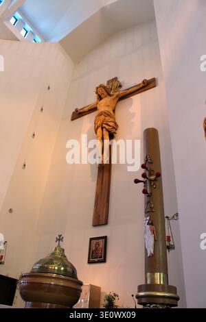 Katholische Kathedrale St. Joseph August 2024 religiöse Ikonen und Statuen in der Innenarchitektur der Kirche Stockfoto