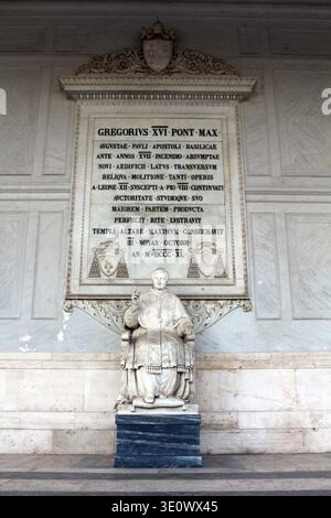 Statue von Papst Gregor XIV. In der Basilika St. Paul Äußere Mauer August 2024 Marmorskulptur mit Inschrift Stockfoto
