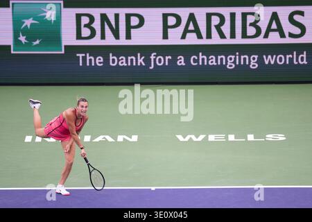 Indian Wells, Kalifornien, USA. März 2026. ARYNA SABALENKA aus Weißrussland spielt gegen Linda Noskova aus der Tschechischen Republik während ihres Halbfinalspiels bei den BNP Paribas Open im Indian Wells Tennis Garden am 13. März 2026 in Indian Wells, CA. (Credit Image: © Shelley Lipton/ZUMA Press Wire) NUR REDAKTIONELLE VERWENDUNG! Nicht für kommerzielle ZWECKE! Stockfoto