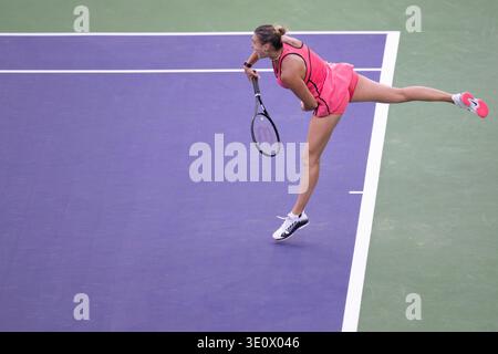 Indian Wells, Kalifornien, USA. März 2026. ARYNA SABALENKA aus Weißrussland spielt gegen Linda Noskova aus der Tschechischen Republik während ihres Halbfinalspiels bei den BNP Paribas Open im Indian Wells Tennis Garden am 13. März 2026 in Indian Wells, CA. (Credit Image: © Shelley Lipton/ZUMA Press Wire) NUR REDAKTIONELLE VERWENDUNG! Nicht für kommerzielle ZWECKE! Stockfoto