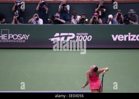 Indian Wells, Kalifornien, USA. März 2026. ARYNA SABALENKA aus Weißrussland spielt gegen Linda Noskova aus der Tschechischen Republik während ihres Halbfinalspiels bei den BNP Paribas Open im Indian Wells Tennis Garden am 13. März 2026 in Indian Wells, CA. (Credit Image: © Shelley Lipton/ZUMA Press Wire) NUR REDAKTIONELLE VERWENDUNG! Nicht für kommerzielle ZWECKE! Stockfoto