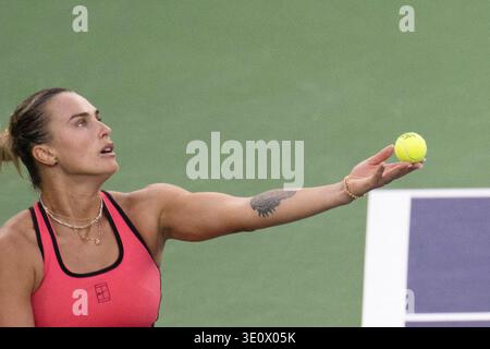 Indian Wells, Kalifornien, USA. März 2026. ARYNA SABALENKA aus Weißrussland spielt gegen Linda Noskova aus der Tschechischen Republik während ihres Halbfinalspiels bei den BNP Paribas Open im Indian Wells Tennis Garden am 13. März 2026 in Indian Wells, CA. (Credit Image: © Shelley Lipton/ZUMA Press Wire) NUR REDAKTIONELLE VERWENDUNG! Nicht für kommerzielle ZWECKE! Stockfoto