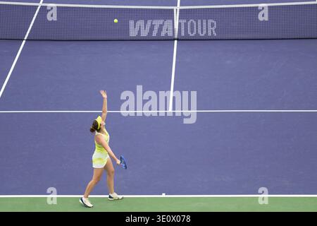 Indian Wells, Kalifornien, USA. März 2026. LINDA NOSKOVA aus der Tschechischen Republik spielt gegen Aryna Sabalenka aus Weißrussland während ihres Halbfinalspiels bei den BNP Paribas Open im Indian Wells Tennis Garden am 13. März 2026 in Indian Wells, CA. (Credit Image: © Shelley Lipton/ZUMA Press Wire) NUR ZUR REDAKTIONELLEN VERWENDUNG! Nicht für kommerzielle ZWECKE! Stockfoto