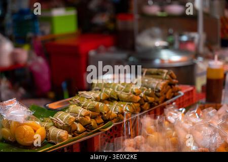 Bangkok Thailand 16. Januar 2026. Pomelo Früchte zum Verkauf mit thailändischem Preisschild am Khlong Toei Market Obststand. Stockfoto