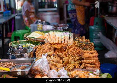 Bangkok Thailand 16. Januar 2026. Pomelo-Früchte zum Verkauf auf dem Khlong Toei-Markt mit Preisschild und Mineralwasser im Hintergrund. Stockfoto