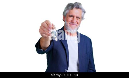 Senior Mann lächelt und hält Hausschlüssel Stockfoto