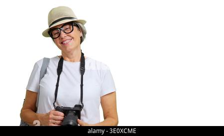 Lächelnde reife Frau, die die Kamera hält, Hut trägt Stockfoto