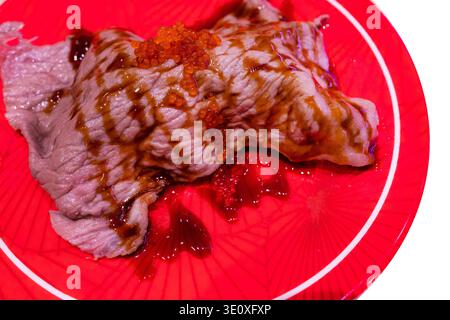 Draufsicht auf Sushi-Rindfleischwagyu auf roter Platte, Fokus selektiv Stockfoto
