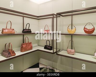Luxuriöse Prada Handtaschen-Ausstellung in einer modernen Designer-Mode-Boutique. London, UK, 8. Juni 2024 Stockfoto