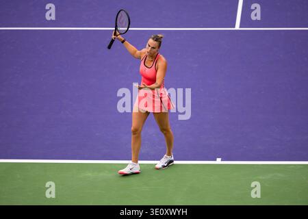 INDIAN WELLS, KALIFORNIEN – 13. MÄRZ: Aryna Sabalenka reagiert in ihrem Halbfinalspiel am 10. Tag während der BNP Paribas Open im Indian Wells Tennis Garden am 13. März 2026 in Indian Wells, Kalifornien. Quelle: Mauricio Paiz/Alamy Live News Stockfoto