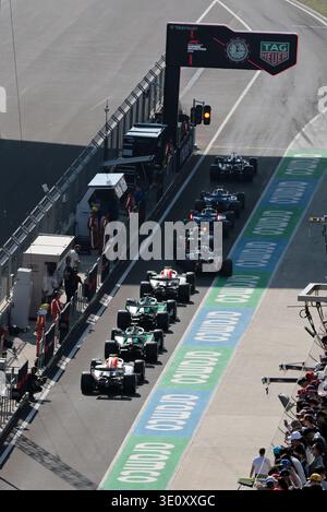 Shanghai, China. März 2026. Liam Lawson (NZL) Racing Bulls Formel 1 Team VCARB 03 am Ende der Warteschlange in der Boxengasse während des Qualifyings. 14.03.2026. Formel-1-Weltmeisterschaft, Rd 2, Großer Preis Von China, Shanghai, China, Sprint und Qualifikationstag. Quelle: James Moy/Alamy Live News Stockfoto