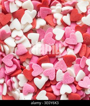 Valentinstag-Konzept. Rot weiß und rosa Herz Formen streut Hintergrund Stockfoto