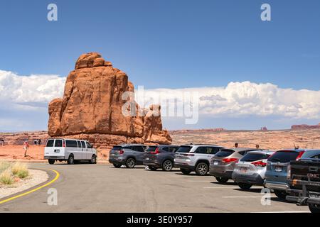 Moab, Utah, USA - 25. Mai 2025: Autos auf einem der Parkplätze für Aussichtspunkte im Arches National Park in Moab, Utah. Stockfoto