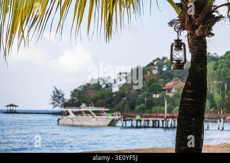 Vintage Metal Laterne auf Palm Tree am Tropical Harbor Stockfoto