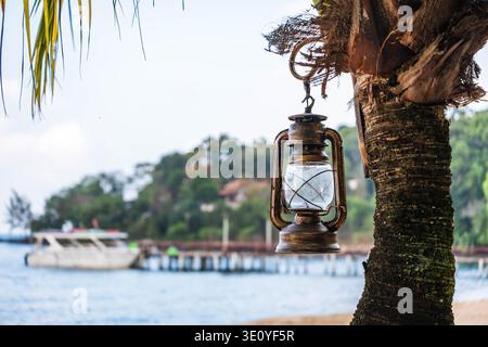 Vintage Metal Laterne auf Palm Tree am Tropical Harbor Stockfoto