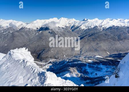 Schneebedeckte Bergkette unter einem klaren blauen Himmel Stockfoto