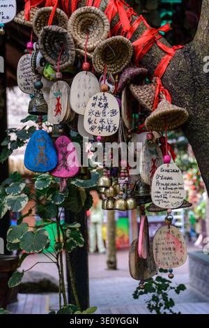 Yanoda, Hainan, China - 11. Januar 2020: Die dekorierten Tafeln mit schriftlichen Wünschen, die nach der Tradition in den tropischen Foren wahr werden Stockfoto