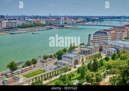 Blick auf den Schlosspark Basar und die Donau. Die Gärten und Gebäude sind ein renovierter Neorenaissance-Komplex aus dem 19. Jahrhundert in Budapest Stockfoto