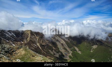 Blick auf Groppi di Camporaghena und Punta Buffanaro von der Succiso Alpe. Eine atemberaubende Berglandschaft vom Gipfel der Succiso Alpe. Stockfoto