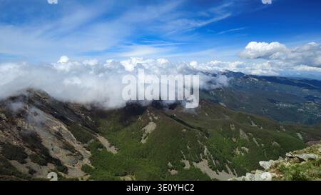 Blick auf Groppi di Camporaghena und Punta Buffanaro von der Succiso Alpe. Eine atemberaubende Berglandschaft vom Gipfel der Succiso Alpe. Stockfoto